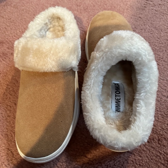 NWOT MINNETONKA SLIP ON SHOES SZ 8M FLEECE - Picture 2 of 4